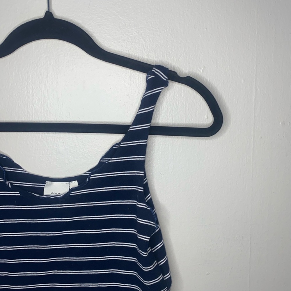 🐛Adorable navy and white striped tank top with ruffled ends!